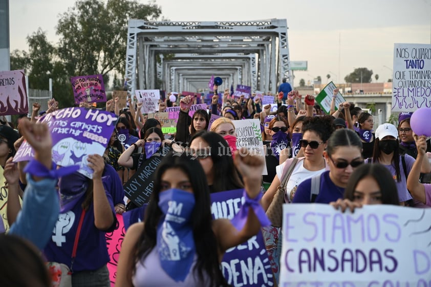 Miles. Al cruzar el Puente Plateado que une a Gómez Palacio con Torreón, eran miles de mujeres las que se habían sumado a la marcha.