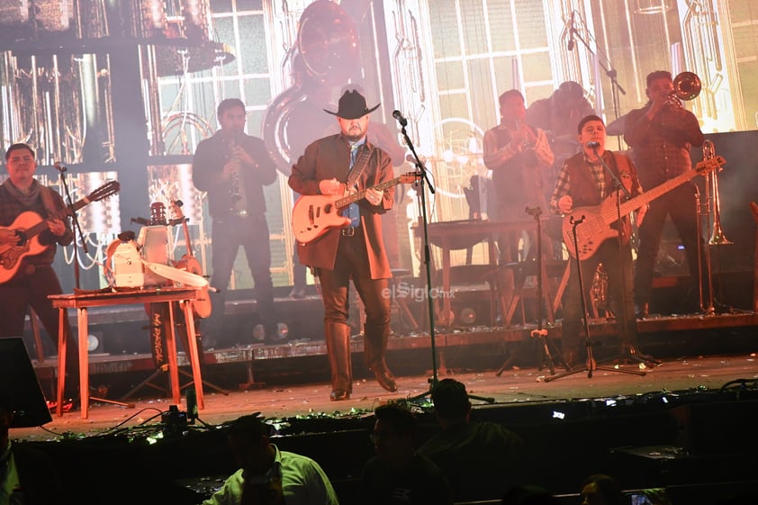 Con botas y sombrero, disfrutan velada en Torreón con Edén Muñoz y El Fantasma