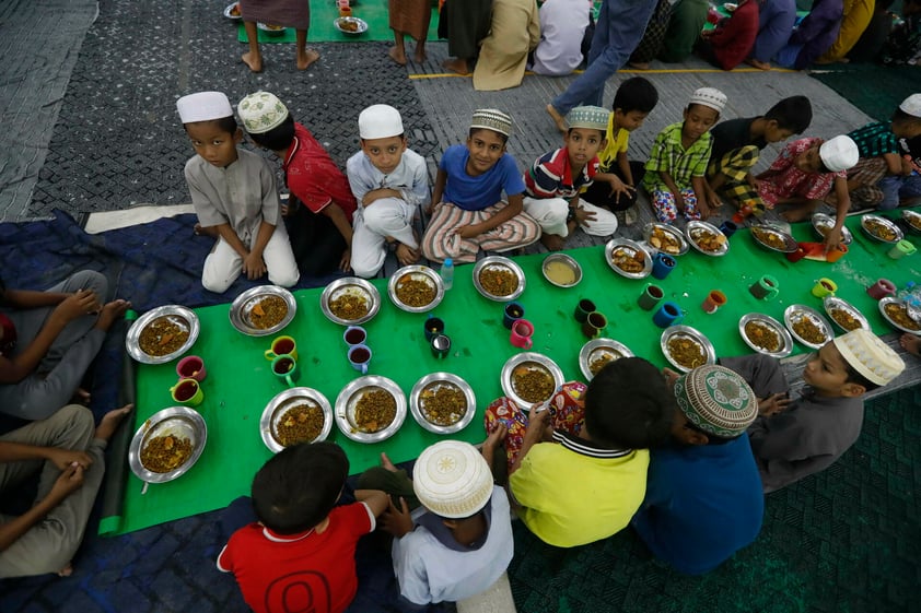 Niños en Mymar rompen el ayuno al caer la tarde. Toda la celebración en esta región.