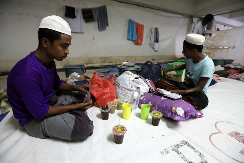 En Indonesia, las celebraciones son en familia.  La creencia predominante entre los musulmanes es que fue en las diez últimas noches del Ramadán cuando el Corán fue revelado por primera vez al profeta Mahoma.