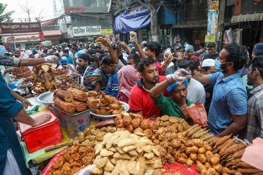 En Bangladesh una multititud se prepara para romper en ayuno. En la imagen se observa un mercado en donde se ofrecen toda clase de comidas.