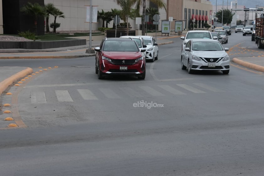 Los conductores deben entender que la zona para el peatón  no debe
ser invadida por el vehículo, y hacer su parada detrás de ella.