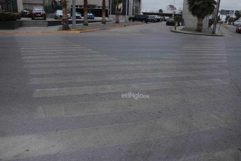 Algunas de las áreas para marcar por donde debe caminar el peatón,
comienzan a verse desgastadas por el transitar diario de los vehículos.
Pudiendo generar confusión entre las personas.