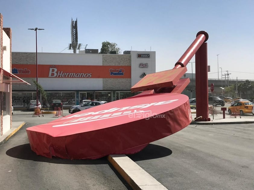 Cae anuncio espectacular de Alsuper Nazas en Torreón