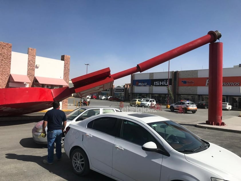 Cae anuncio espectacular de Alsuper Nazas en Torreón