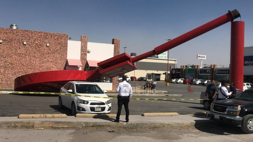 Cae anuncio espectacular de Alsuper Nazas en Torreón