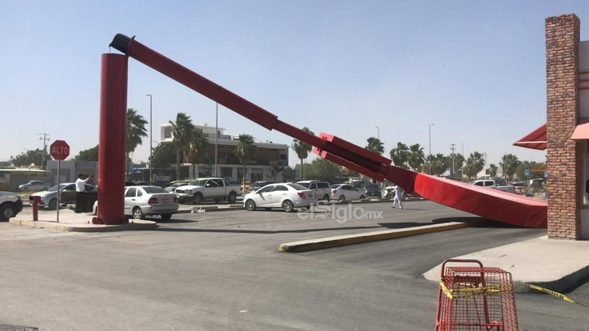 Cae anuncio espectacular de Alsuper Nazas en Torreón