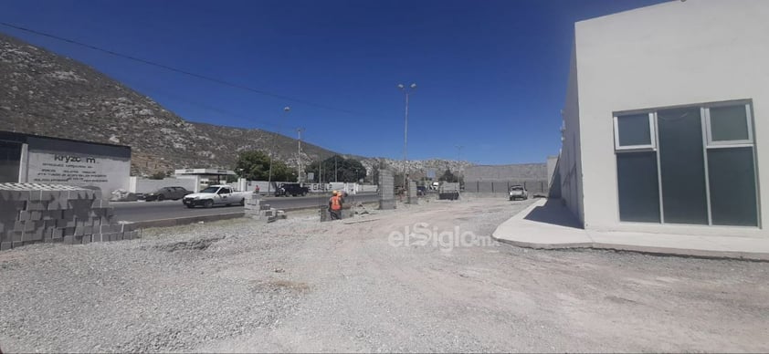 Esteban Villegas y Homero Martínez recorren obra en proceso del CREEL