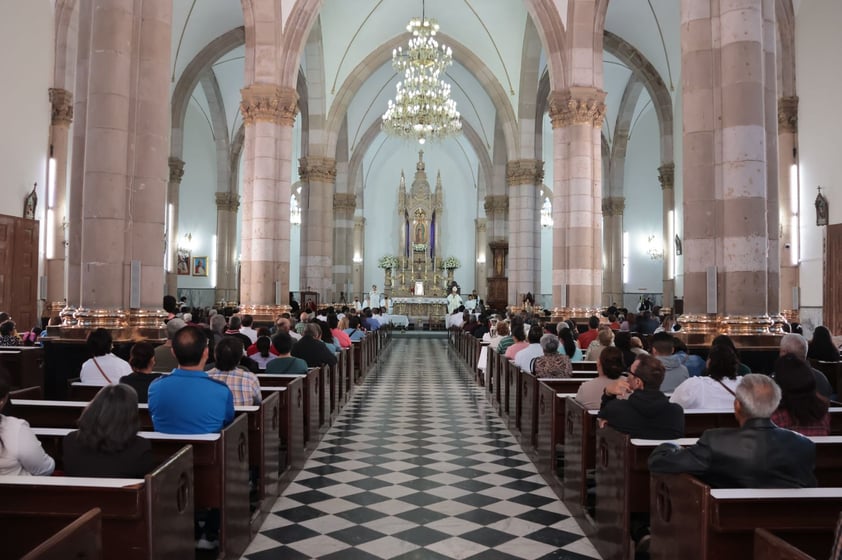 Celebran la Misa Crismal en Gómez Palacio