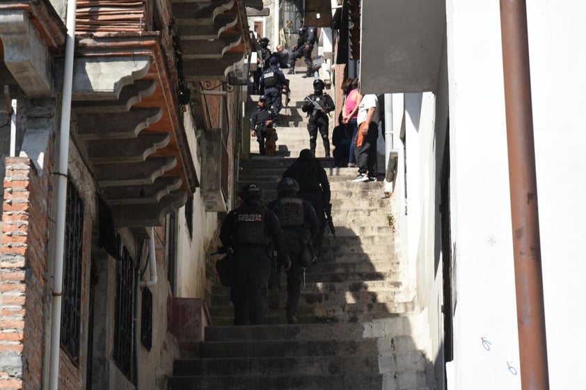 EUM20240328SOC15.JPG
TAXCO, Gro. Protest/Protesta-Guerrero.- Jueves, 28 de marzo de 2024. Tras encontrar el cuerpo de una niña que estuvo desaparecida en Taxco, Guerrero, familiares y amigos resguardan la casa donde se encuentran los presuntos responsables, donde también realizan actividades de protestas para exigir justicia. Foto: Agencia EL UNIVERSAL/Salvador Cisneros/EMG