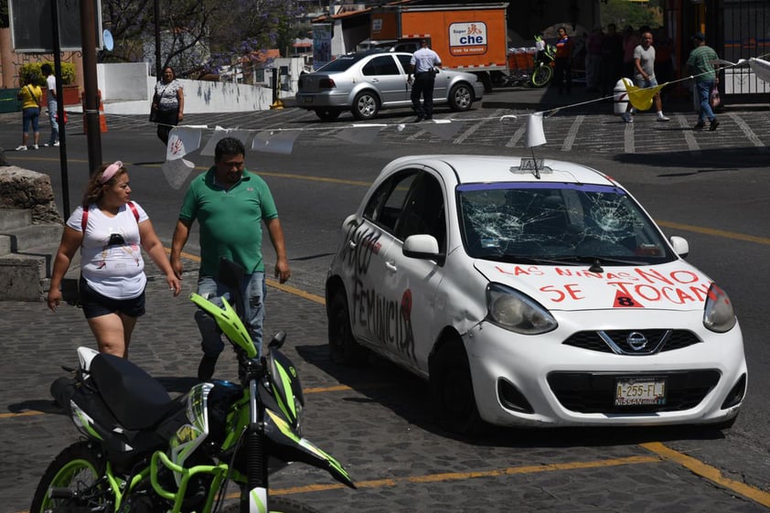 EUM20240328SOC22.JPG
TAXCO, Gro. Protest/Protesta-Guerrero.- Jueves, 28 de marzo de 2024. Tras encontrar el cuerpo de una niña que estuvo desaparecida en Taxco, Guerrero, familiares y amigos resguardan la casa donde se encuentran los presuntos responsables, donde también realizan actividades de protestas para exigir justicia. Foto: Agencia EL UNIVERSAL/Salvador Cisneros/EMG