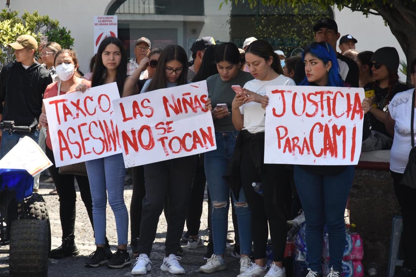 EUM20240328SOC14.JPG
TAXCO, Gro. Protest/Protesta-Guerrero.- Jueves, 28 de marzo de 2024. Tras encontrar el cuerpo de una niña que estuvo desaparecida en Taxco, Guerrero, familiares y amigos resguardan la casa donde se encuentran los presuntos responsables, donde también realizan actividades de protestas para exigir justicia. Foto: Agencia EL UNIVERSAL/Salvador Cisneros/EMG