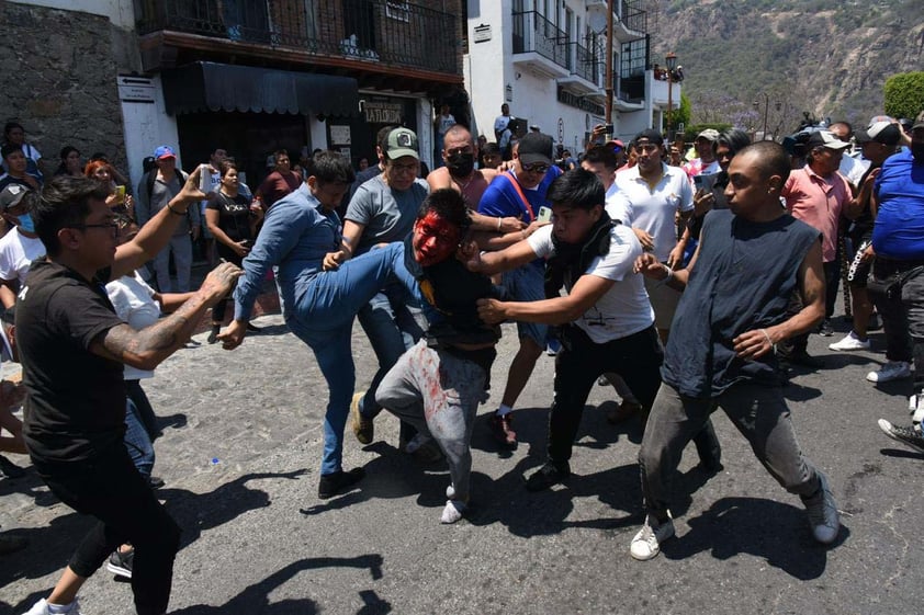 EUM20240328SOC41.JPG 
TAXCO, Gro. Violence/Violencia-Secuestro.- Este jueves 28 de marzo de 2024 familiares, amigos y pobladores en general intentaron linchar a los presuntos secuestradores de una menor, cuyo cuerpo sin vida fue localizado en una vivienda luego de que se pidiera rescate por ella. Foto: Agencia EL UNIVERSAL/Salvador Cisneros/AFBV