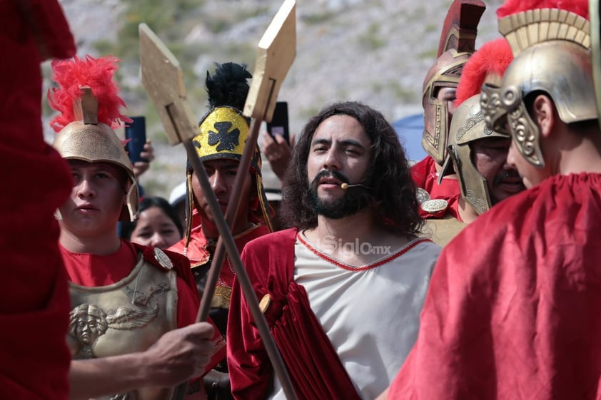 Viven el viacrucis en Torreón