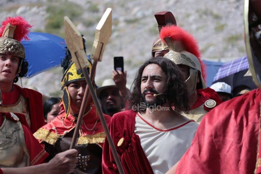 Viven el viacrucis en Torreón