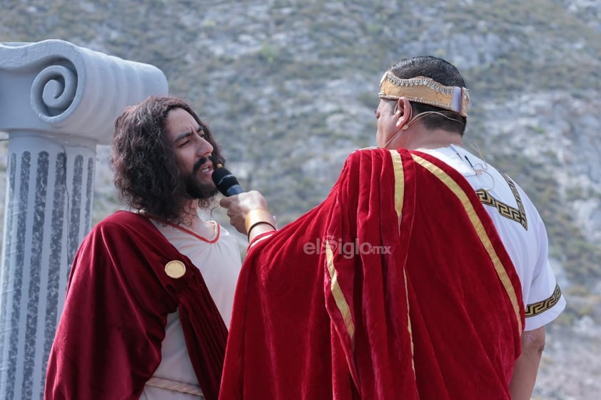 Viven el viacrucis en Torreón