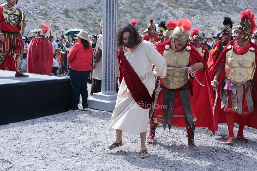 Viven el viacrucis en Torreón