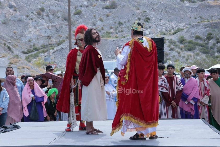 Viven el viacrucis en Torreón