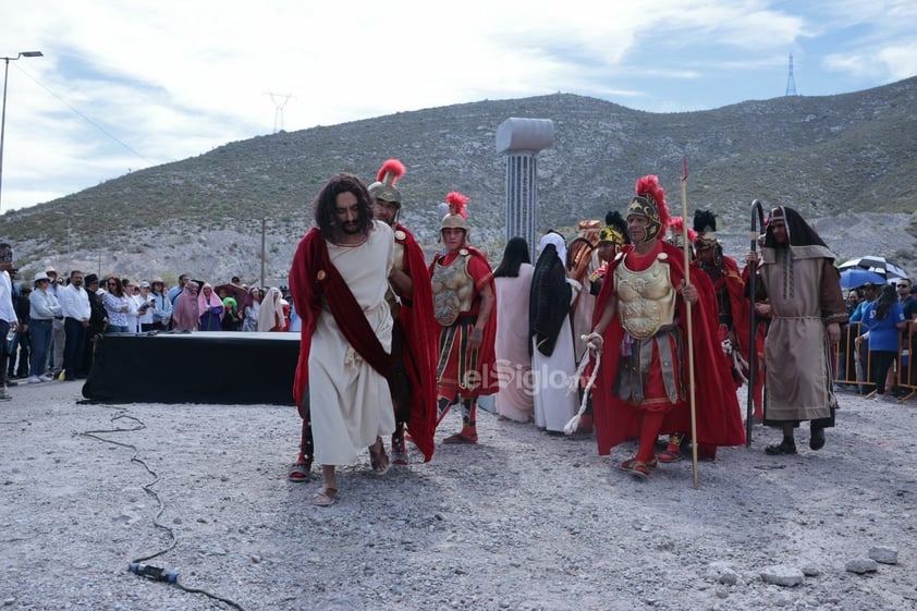 Viven el viacrucis en Torreón