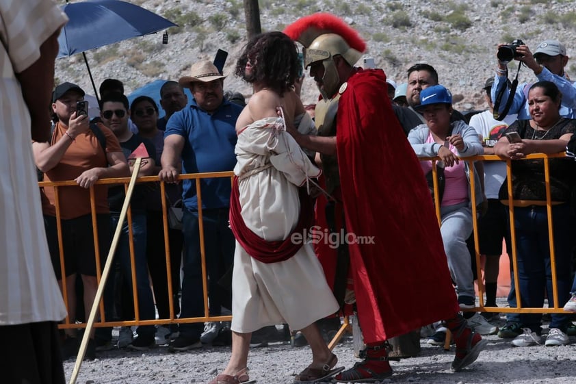 Viven el viacrucis en Torreón