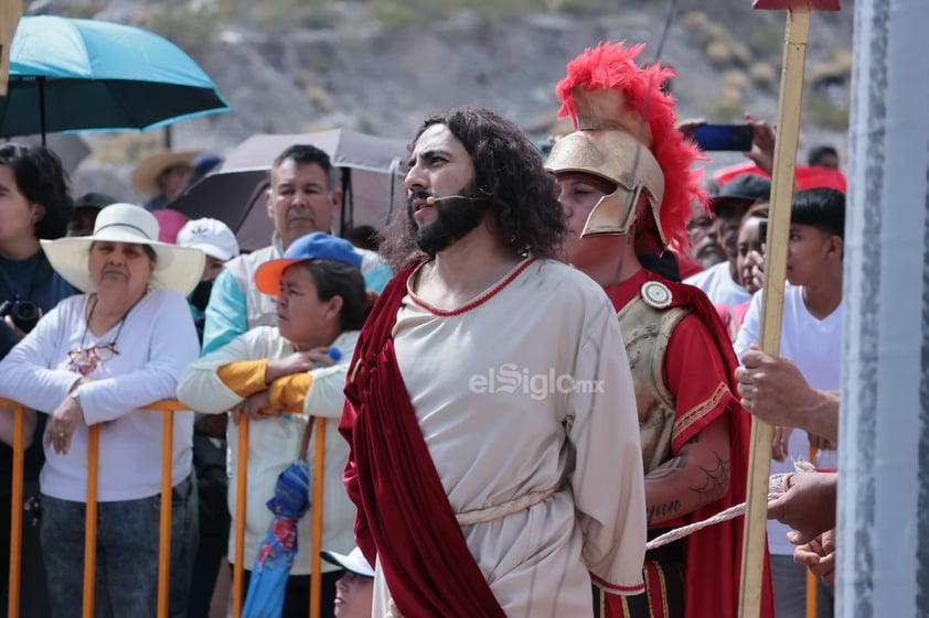 Viven el viacrucis en Torreón