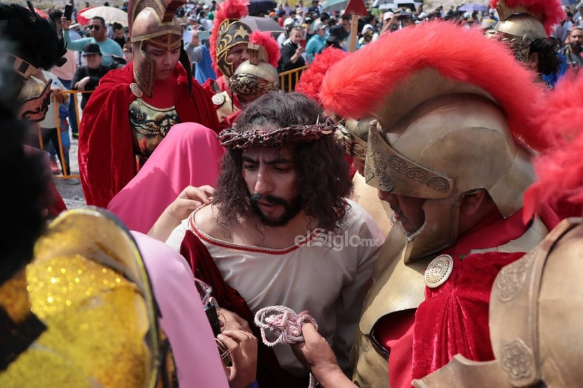 Viven el viacrucis en Torreón