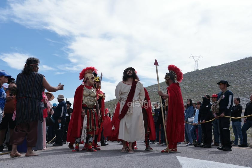 Viven el viacrucis en Torreón