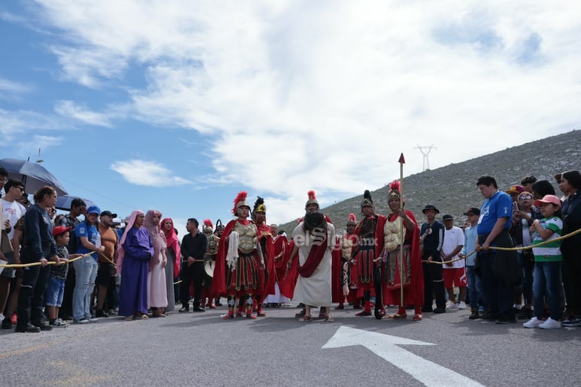 Viven el viacrucis en Torreón