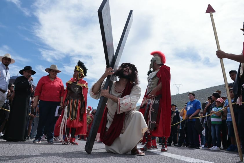 Viven el viacrucis en Torreón