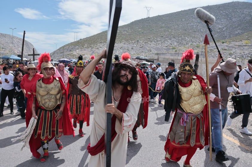 Viven el viacrucis en Torreón