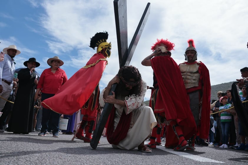 Viven el viacrucis en Torreón