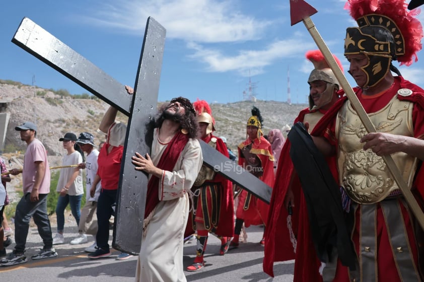 Viven el viacrucis en Torreón