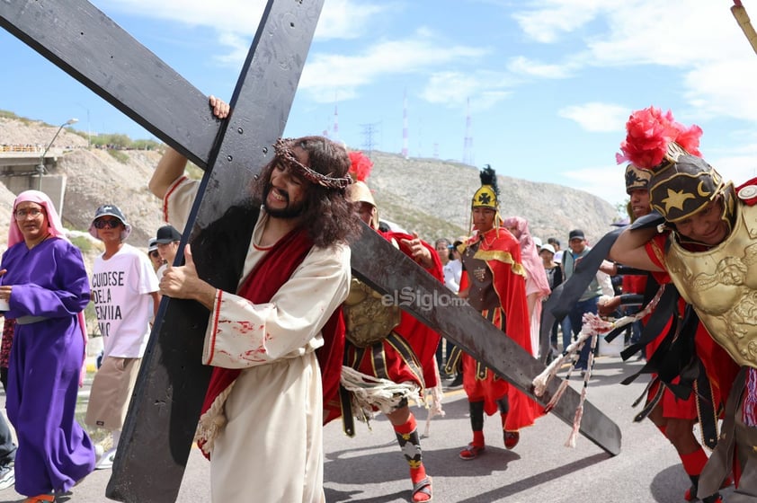 Viven el viacrucis en Torreón