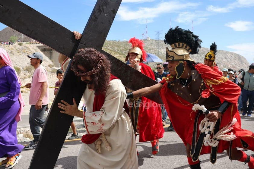 Viven el viacrucis en Torreón