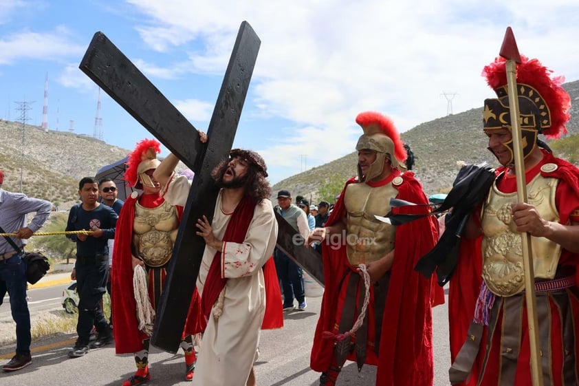 Viven el viacrucis en Torreón