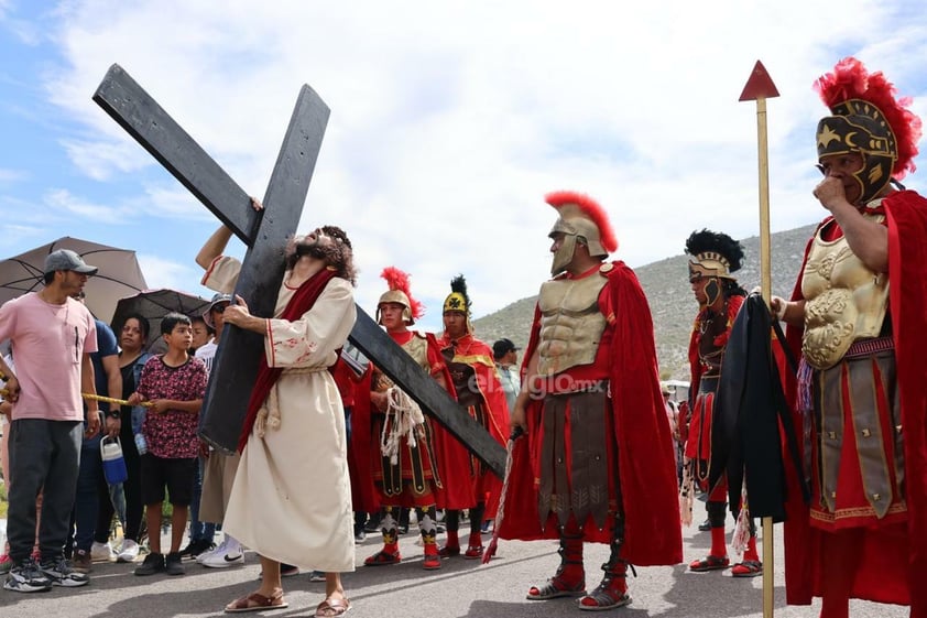 Viven el viacrucis en Torreón