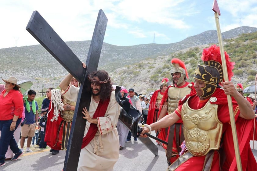 Viven el viacrucis en Torreón