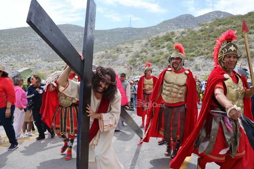 Viven el viacrucis en Torreón