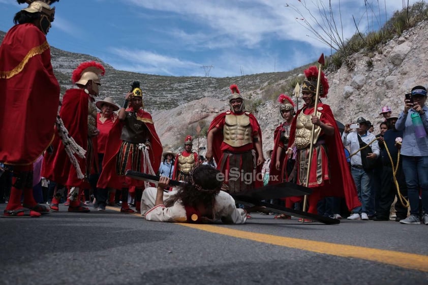 Viven el viacrucis en Torreón