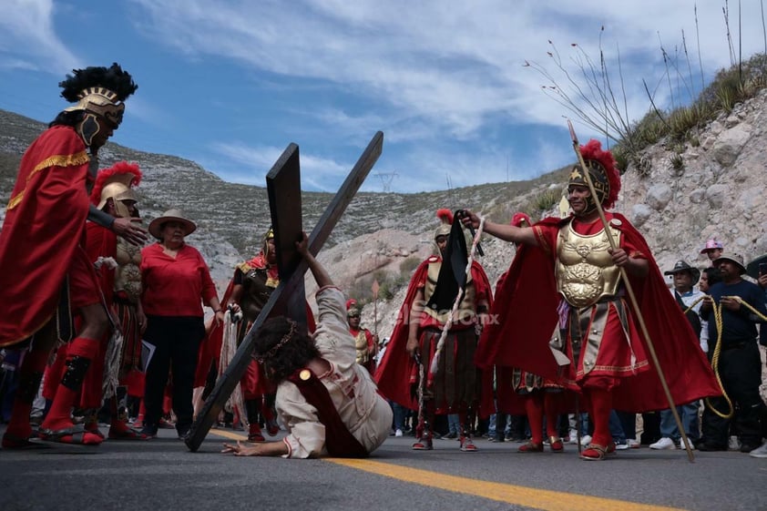 Viven el viacrucis en Torreón