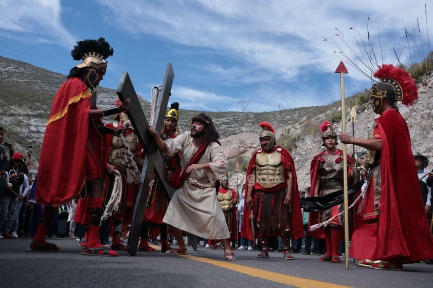 Viven el viacrucis en Torreón