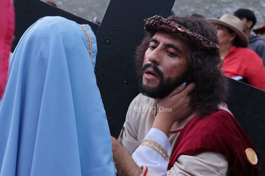 Viven el viacrucis en Torreón