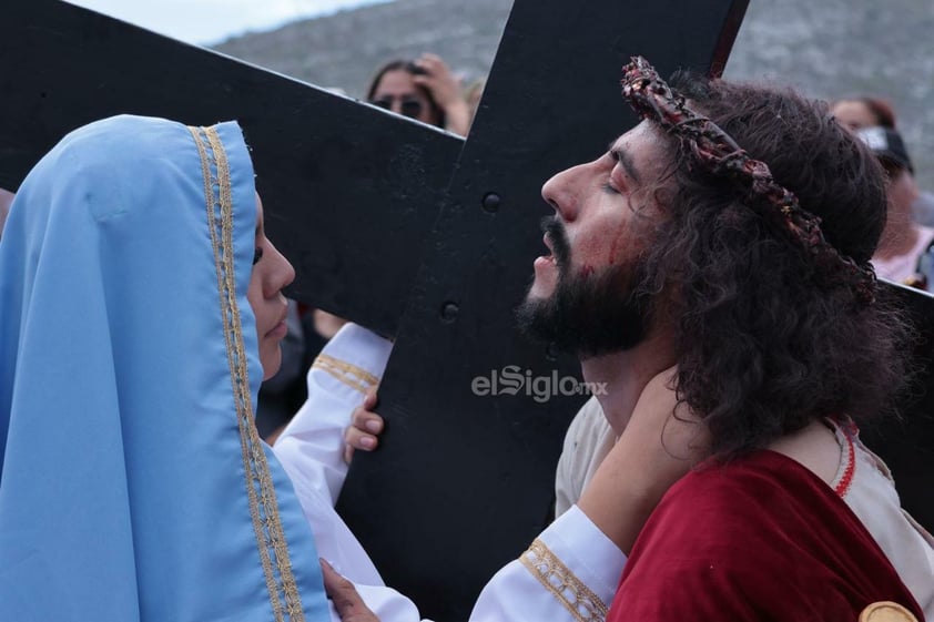 Viven el viacrucis en Torreón