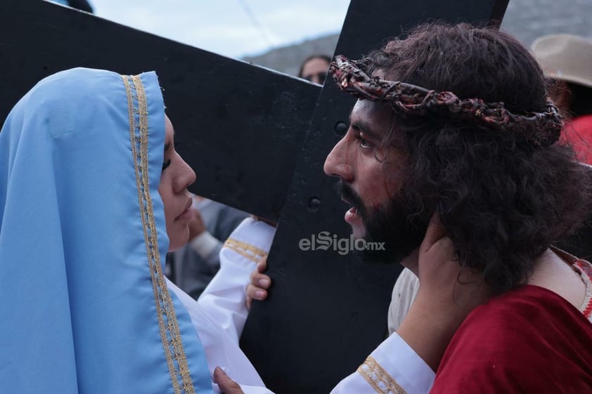 Viven el viacrucis en Torreón