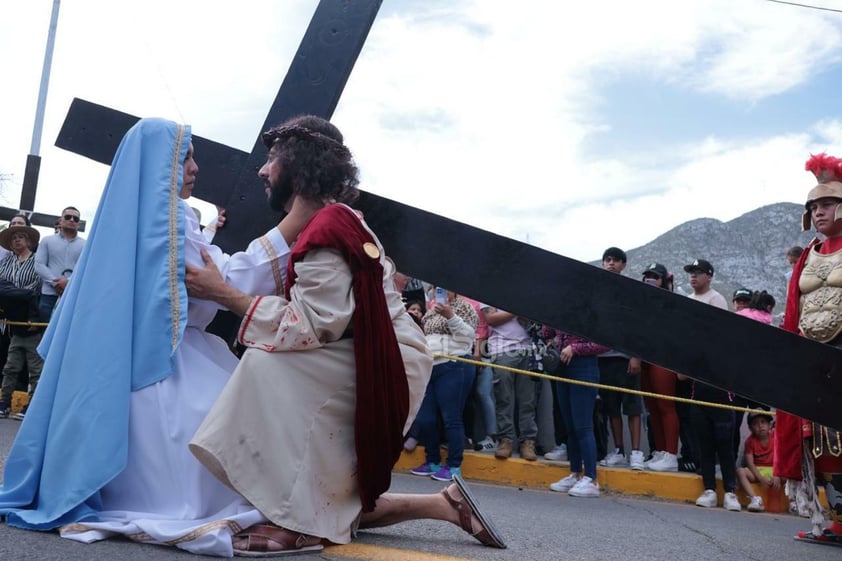 Viven el viacrucis en Torreón