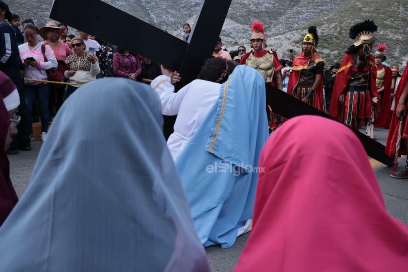 Viven el viacrucis en Torreón