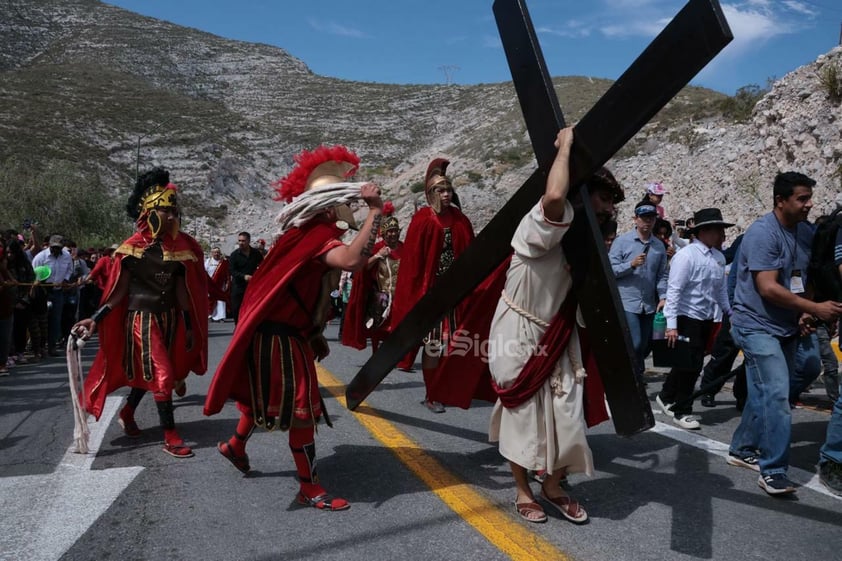 Viven el viacrucis en Torreón