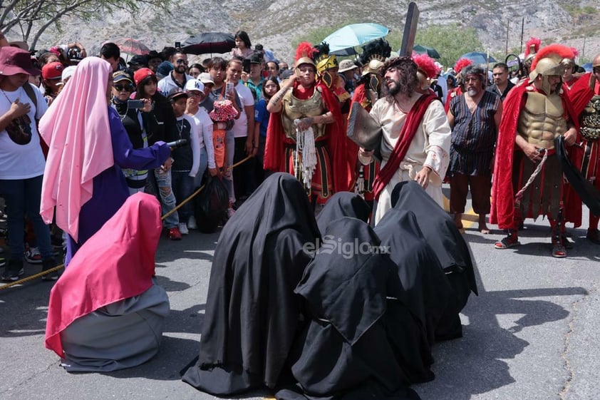 Viven el viacrucis en Torreón