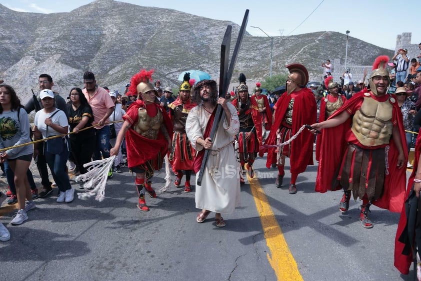 Viven el viacrucis en Torreón