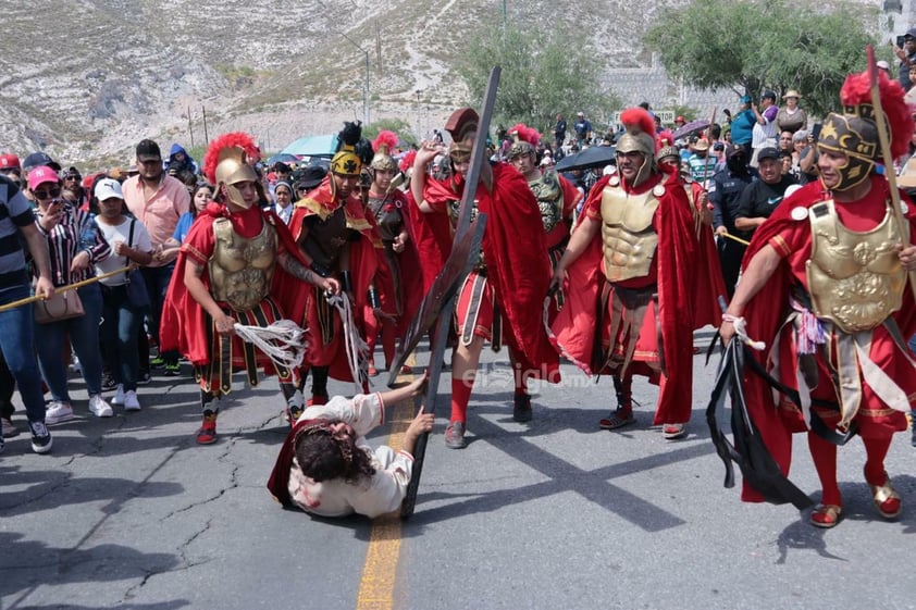 Viven el viacrucis en Torreón